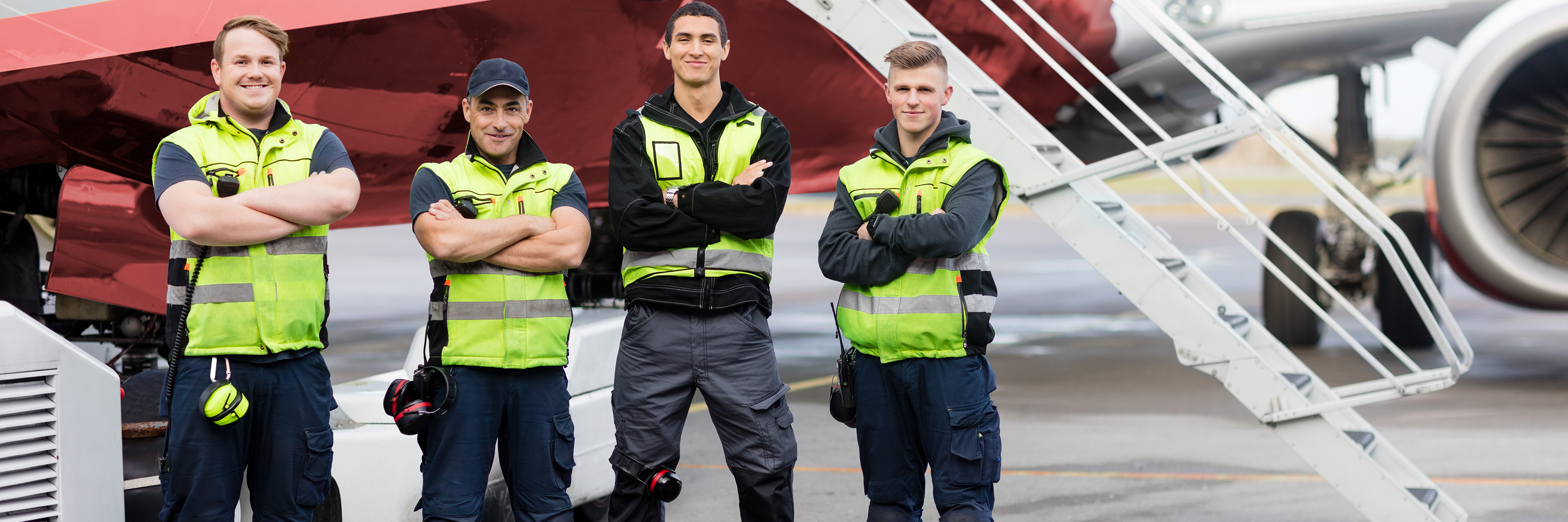 4 ground handlers on the apron