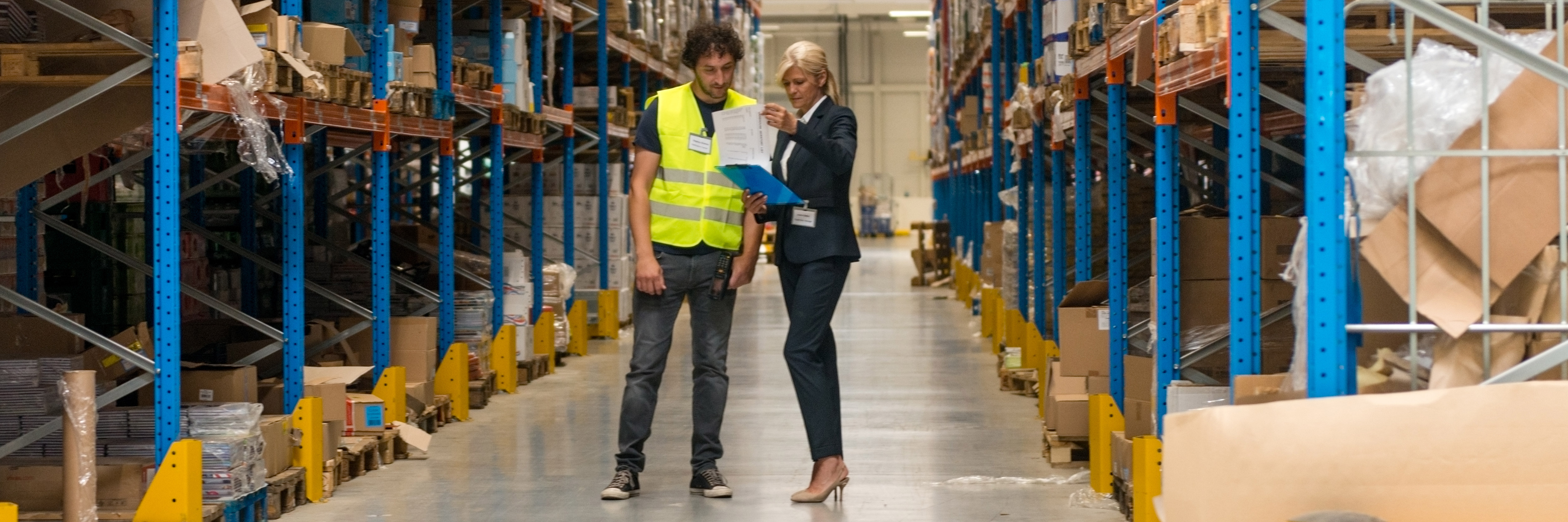 a supply chain operator having a conversation with a warehouse operative